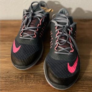 Used NIKE Women’s Fit Sole Lite Run 2 Gray/Pink Running Shoes — Size 8.5
